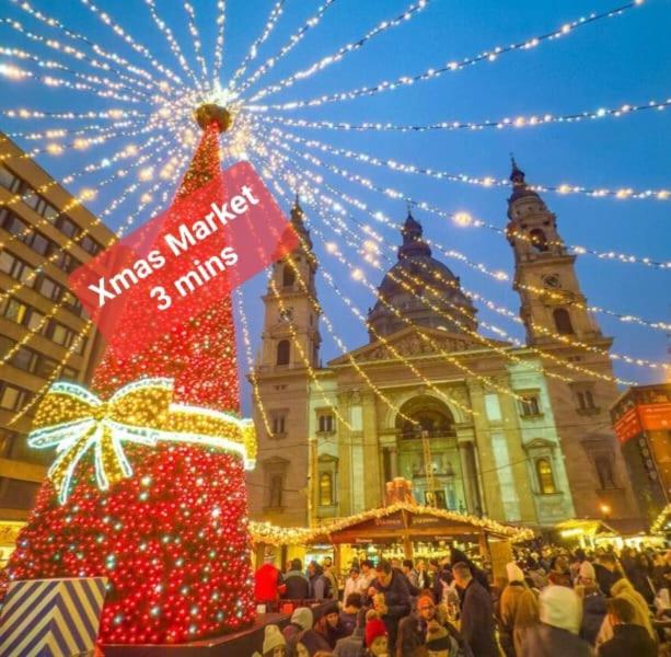 einen Weihnachtsmarkt mit einem Weihnachtsbaum vor einem Gebäude in der Unterkunft The Pearl of the Heart of Budapest in Budapest