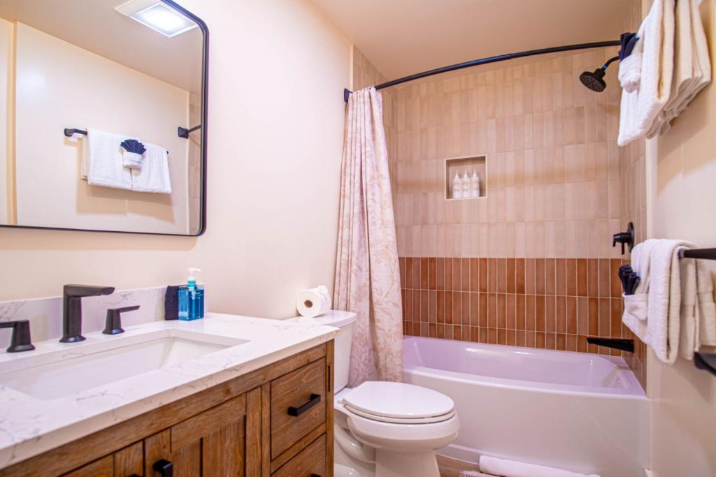 un bagno con lavandino, WC e vasca di Creekside 1294 - Nr Ski + Sun Valley Rec Passes a Sun Valley