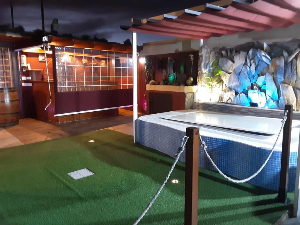 a room with a putting green with a golf course at RUBYAi in Icod el Alto