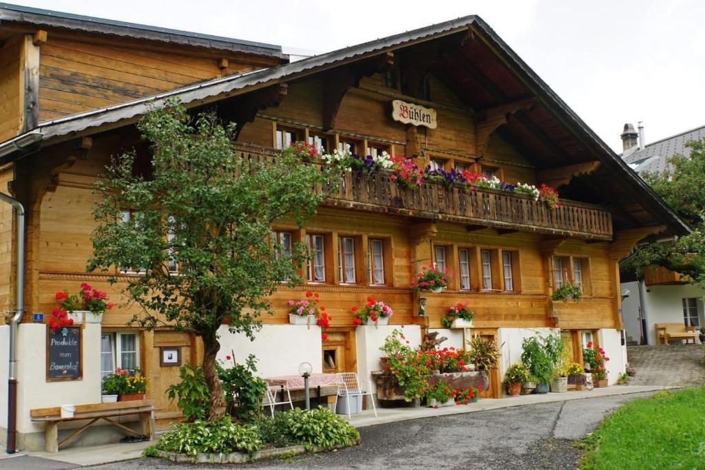 ein Holzhaus mit Blumen auf dem Balkon in der Unterkunft Bühlengasse 6 in Grindelwald