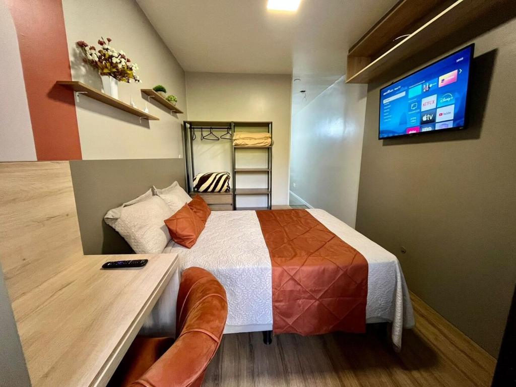 Ένα ή περισσότερα κρεβάτια σε δωμάτιο στο Kitnet no centro com garagem