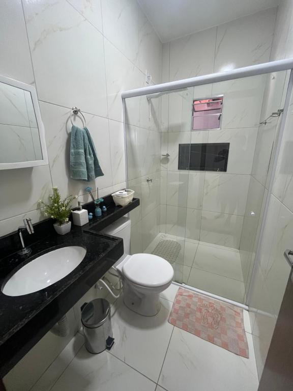 ein Badezimmer mit Dusche, Toilette und Waschbecken in der Unterkunft Casa de Serra 02 em Viçosa do Ceará in Viçosa do Ceará