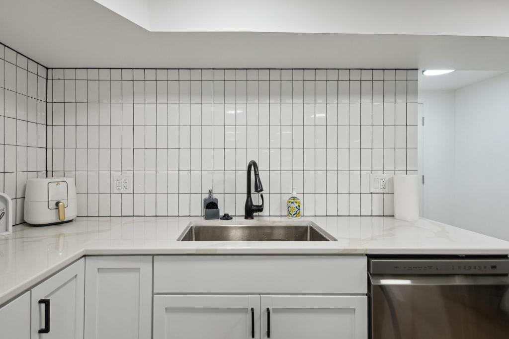 Η κουζίνα ή μικρή κουζίνα στο Airport Hanger Suite II