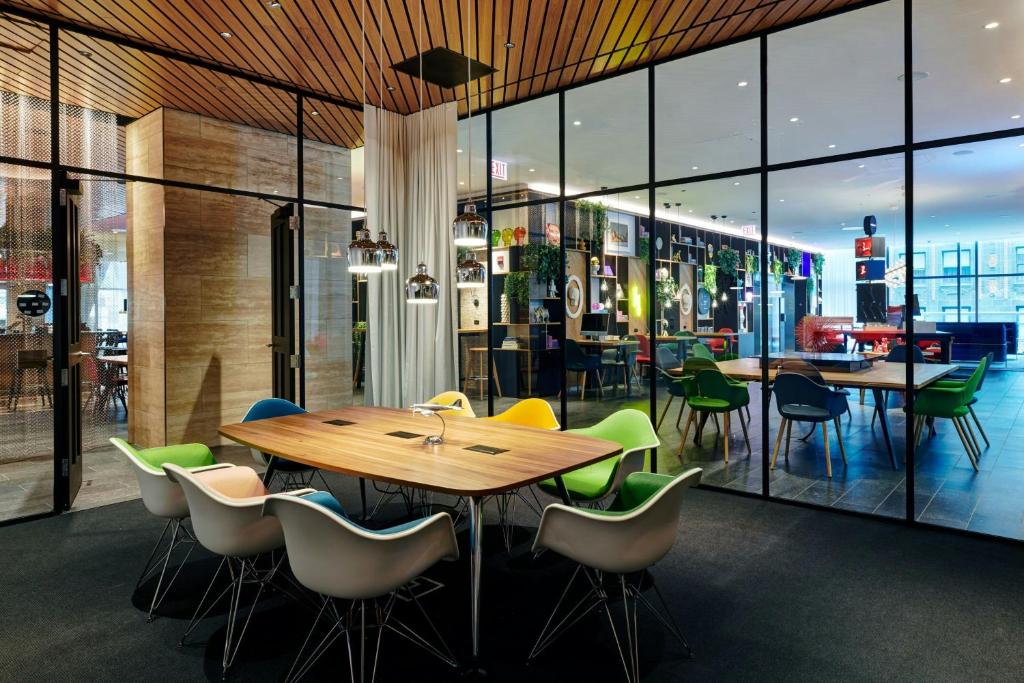 citizenM Chicago Downtown photo