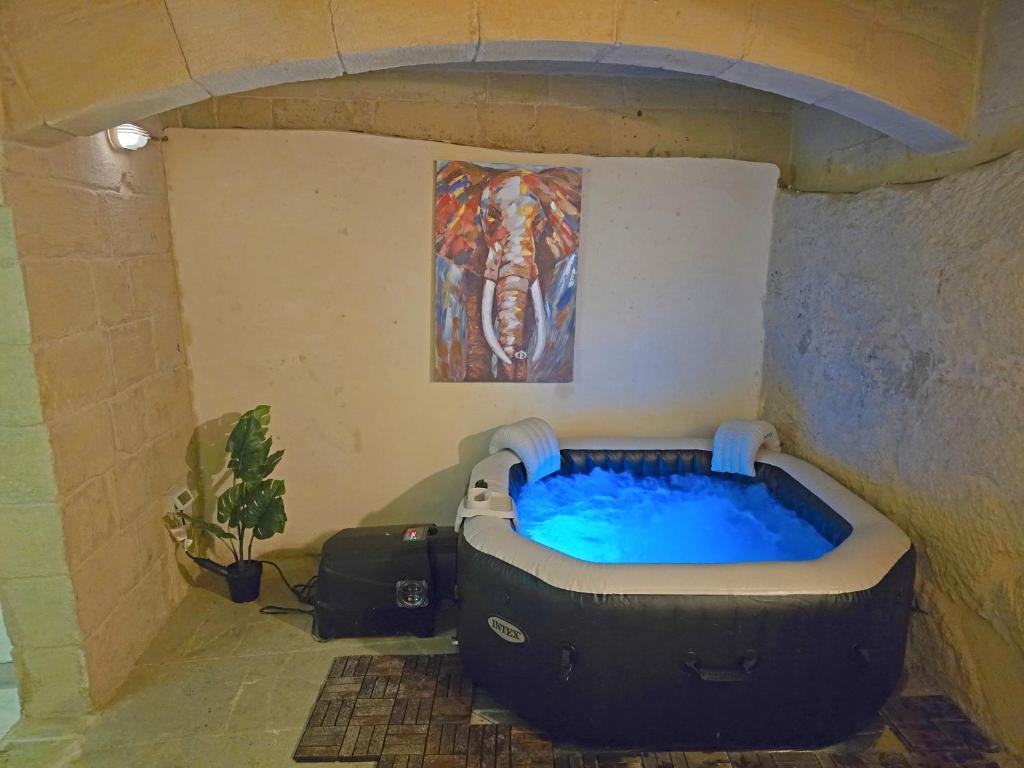 Φωτογραφία από το άλμπουμ του Traditional Maltese 2-Bedroom Home with Private Hot Tub - Steps Away from Valletta σε Φλοριάνα