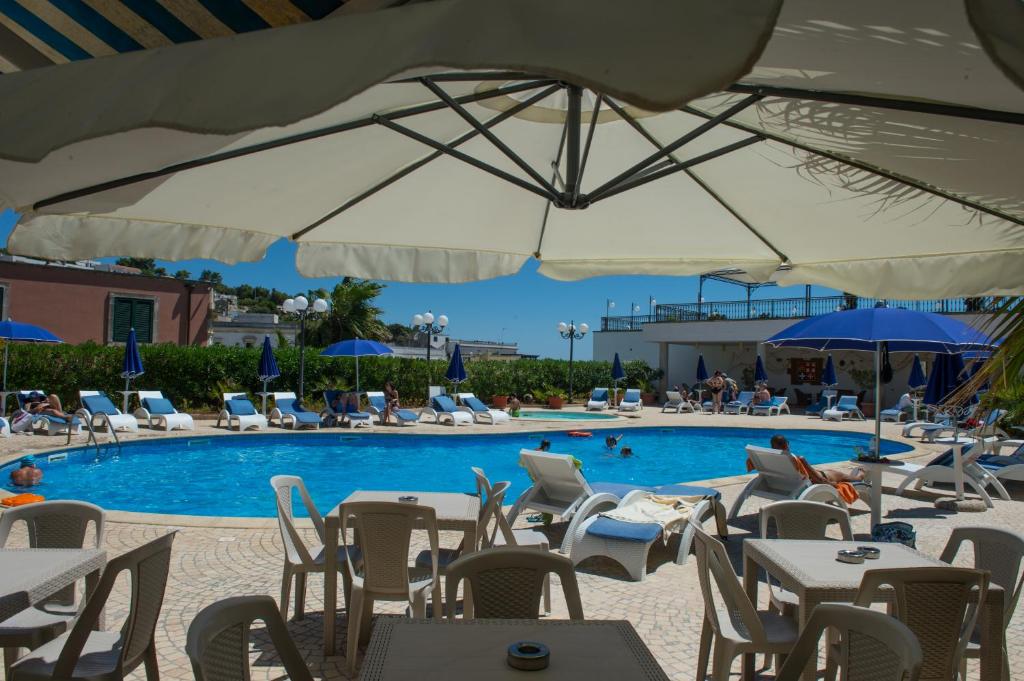 Bazén v ubytování Hotel Ristorante Panoramico nebo v jeho okolí