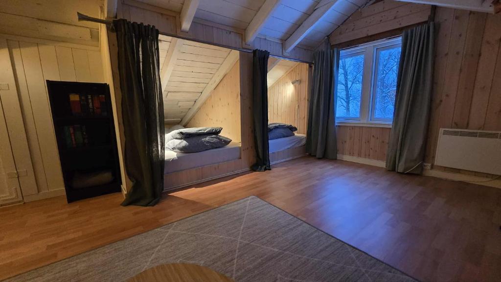 Habitación vacía con 2 camas en el ático en Fox Cabin, en Lyngen