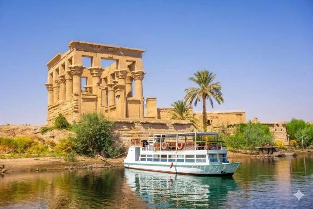 un bateau dans l'eau devant un bâtiment dans l'établissement Nubiana Boat, 