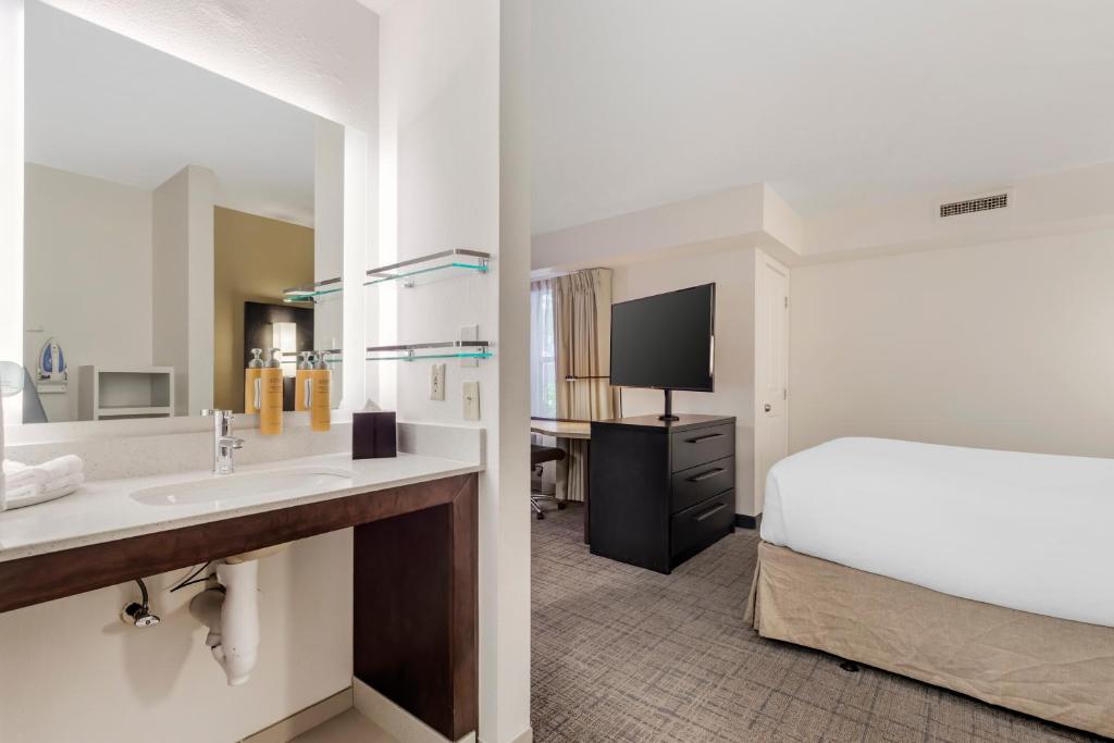 Sonesta ES Suites Fairfax Fair Lakes photo