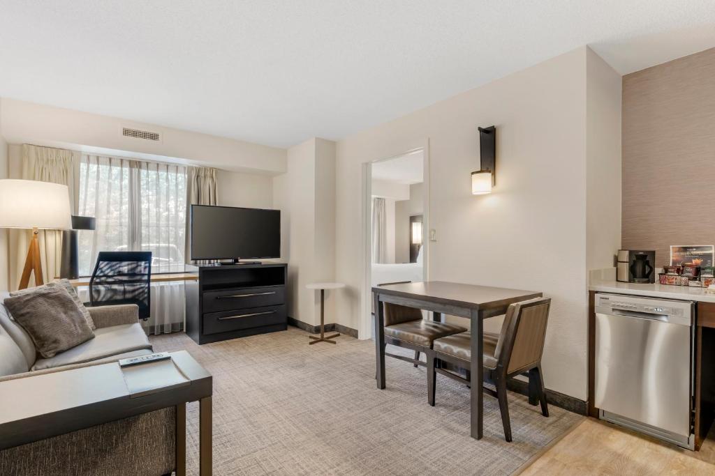Sonesta ES Suites Fairfax Fair Lakes photo