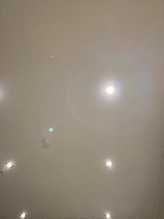 eine weiße Decke mit Licht in einem Zimmer in der Unterkunft Tyneside Exec Stay in Newcastle upon Tyne