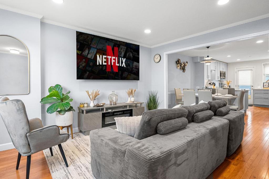 un salon avec un canapé et une salle à manger dans l'établissement Modern 4BR Getaway 3 Min to OldTown Walk to Metro, à Alexandria