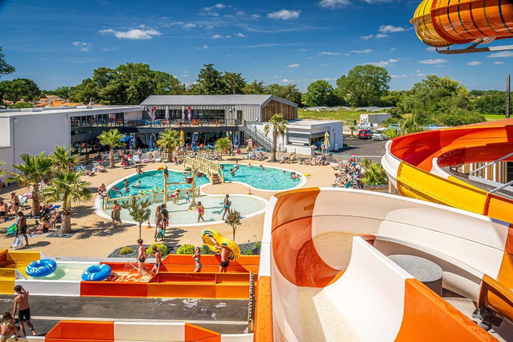 eine Luftaufnahme eines Wasserparks in der Unterkunft Camping Saint-Hilaire-de-Riez in Saint-Hilaire-de-Riez