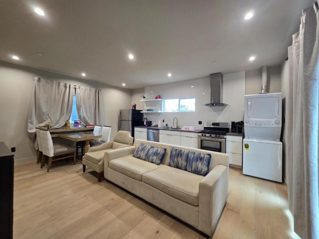 Kuchyň nebo kuchyňský kout v ubytování Modern 4 & 5 BR Townhomes Minutes from Downtown LA