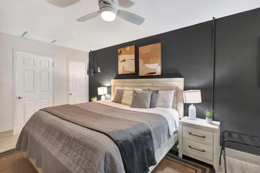 Postel nebo postele na pokoji v ubytování Special - Xtra Comfy - King Bed