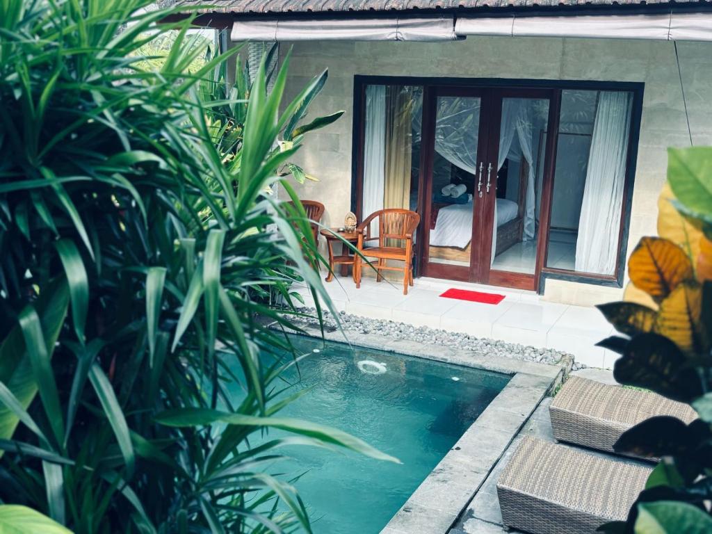 Piscina de la sau aproape de Nia ubud villa