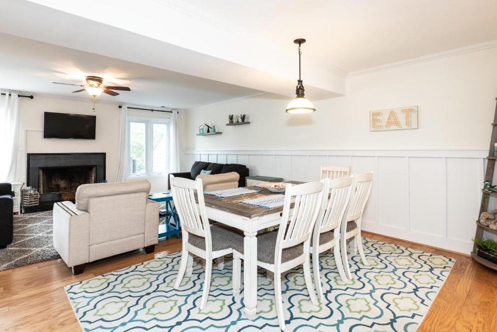 ein Esszimmer und ein Wohnzimmer mit Tisch und Stühlen in der Unterkunft Latitude Adjustment in Virginia Beach