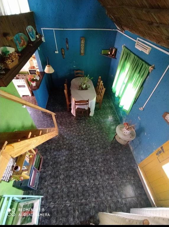 einen Blick über ein Zimmer mit einem Tisch und einem Fenster in der Unterkunft De Sol a Sol in Barra de Valizas