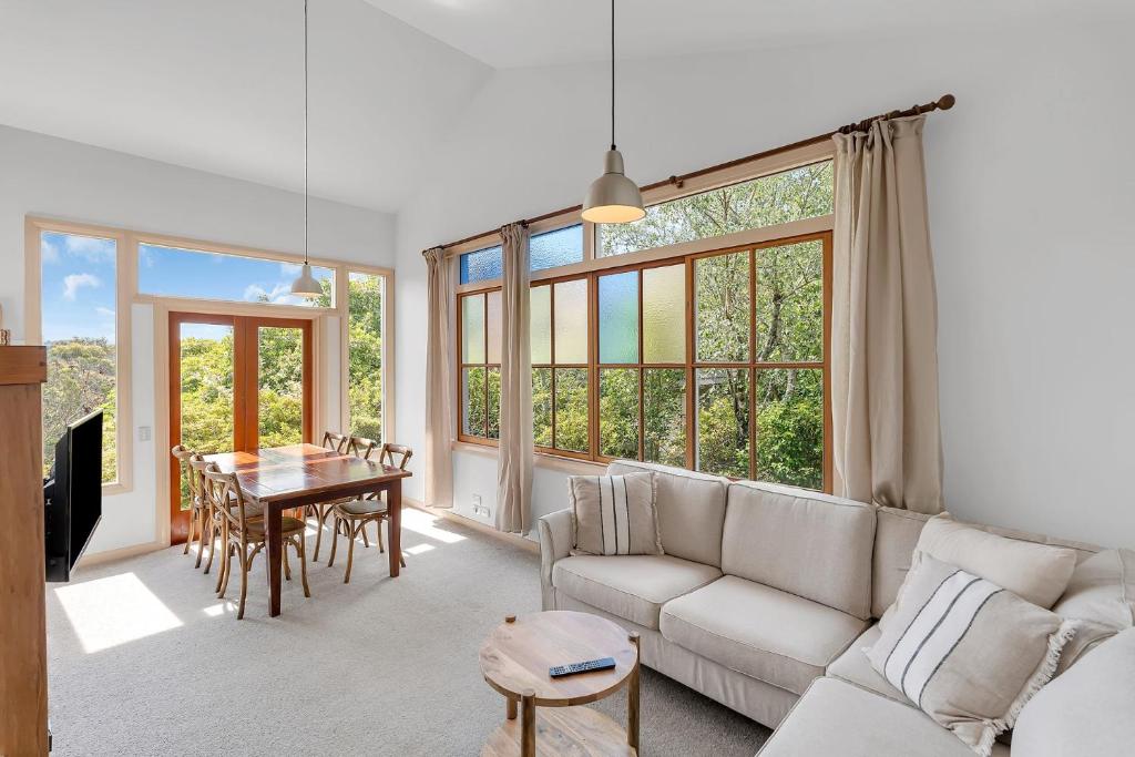 温特沃斯瀑布Graylyn House Wentworth Falls Blue Mountains的客厅里有一张沙发和一张桌子。