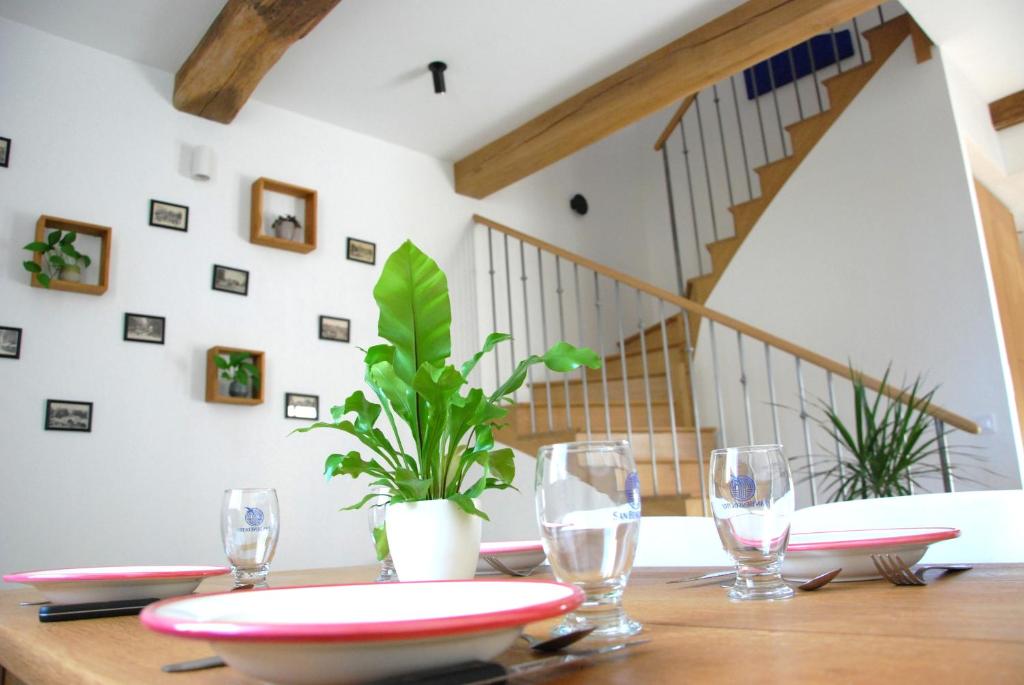 un tavolo con bicchieri e un piatto sopra di Jolie maison ancienne a Fleurey-sur-Ouche