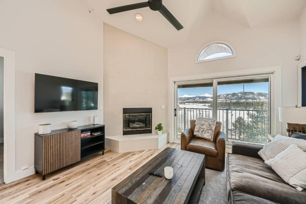 Μια τηλεόραση ή/και κέντρο ψυχαγωγίας στο Lake Forest Alpine View: Lake Mountain Views