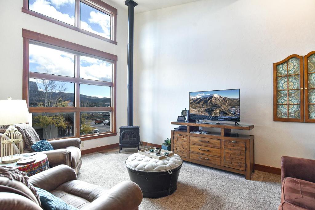 Et opholdsområde på Fifth Main Condo - Downtown, Mountain Views