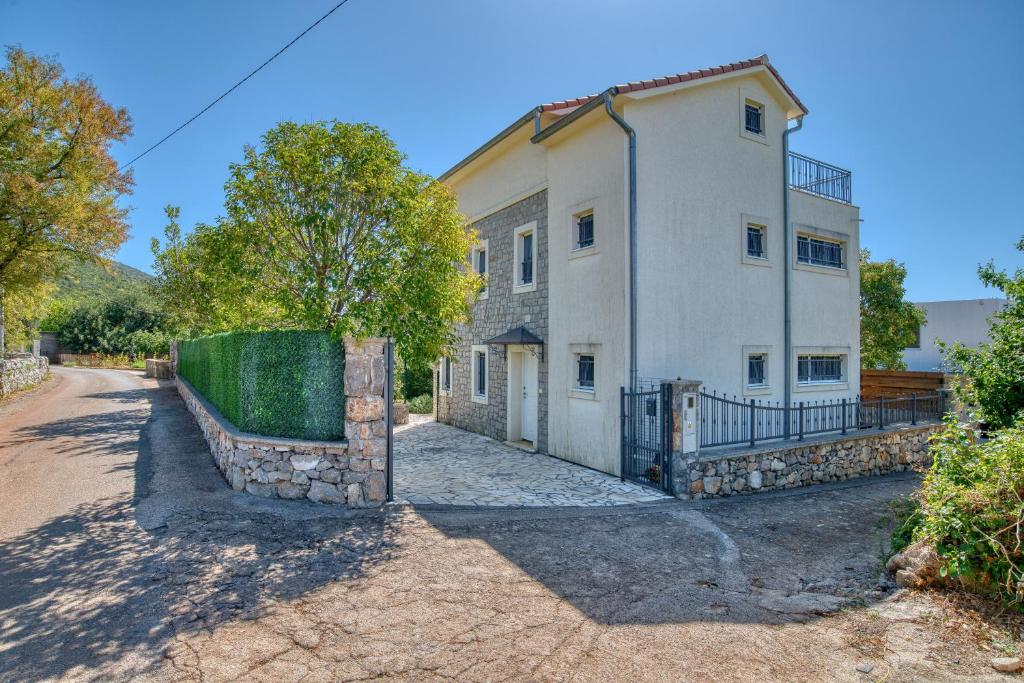 Το κτήριο όπου στεγάζεται  η βίλα