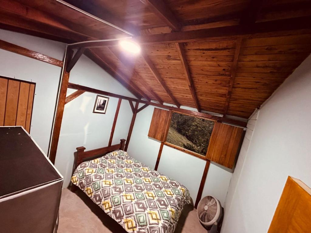 Ένα ή περισσότερα κρεβάτια σε δωμάτιο στο Cabaña el sol