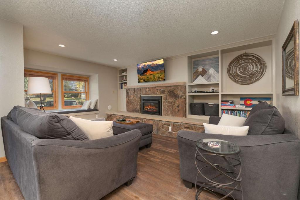 布雷肯里奇Longbranch Pine Condo: Great Location的有两张沙发和一个壁炉的客厅