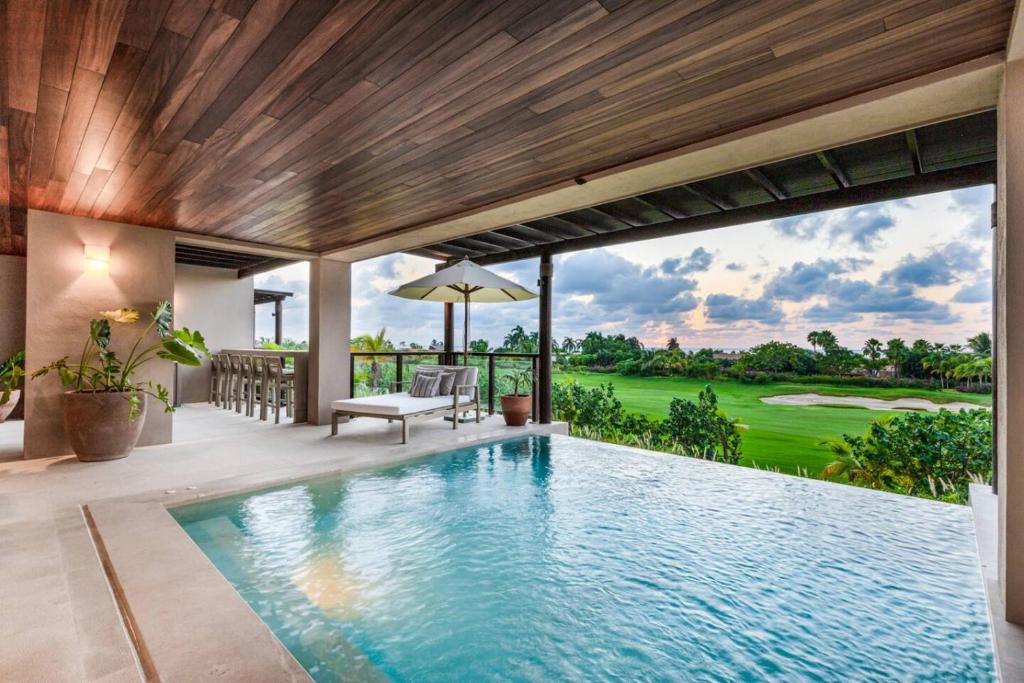 - une piscine dans une maison avec vue sur un parcours de golf dans l'établissement 3 bd Condo with Ocean View Private Pool Cook, à Tapachula