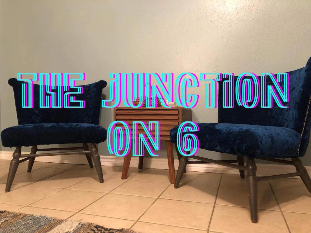 zwei blaue Stühle, die nebeneinander in einem Raum stehen in der Unterkunft Full Kitchen, Beautiful & Brilliant Apt B in College Station