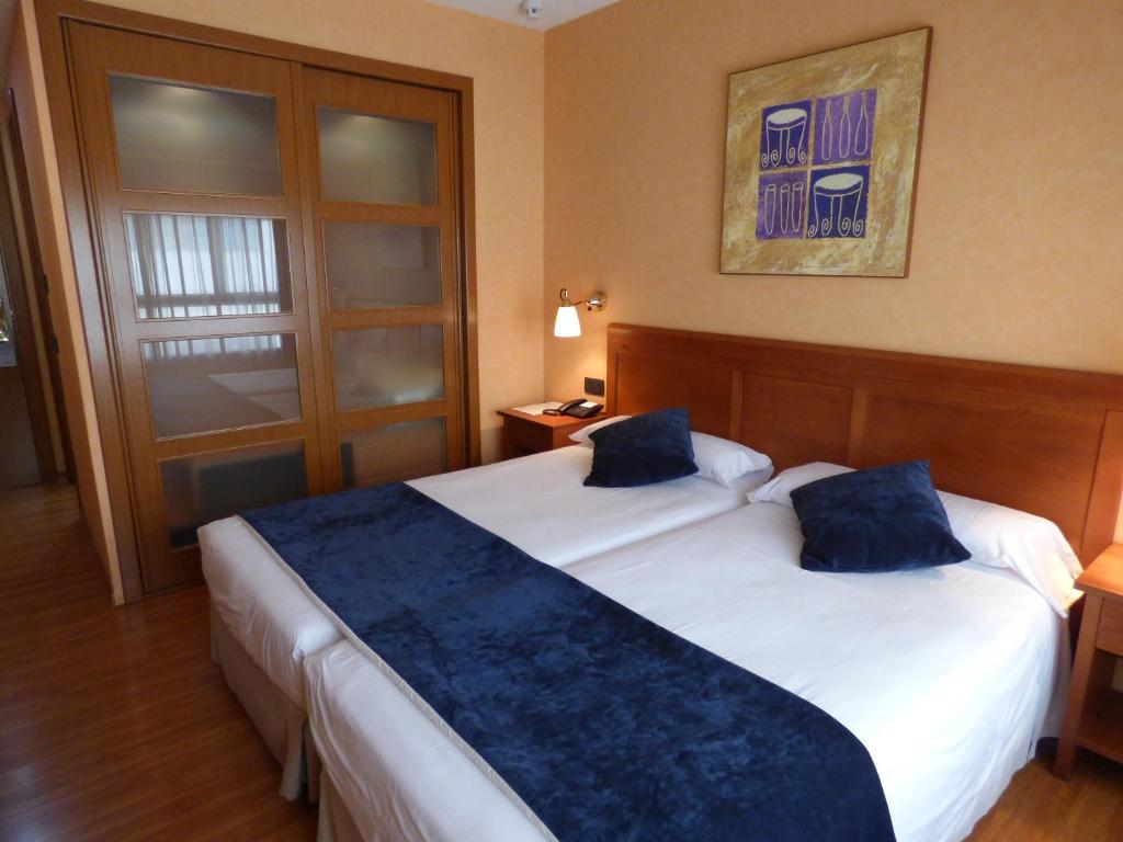 
Twin Room with Extra Bed (2 Adults + 1 Child)
