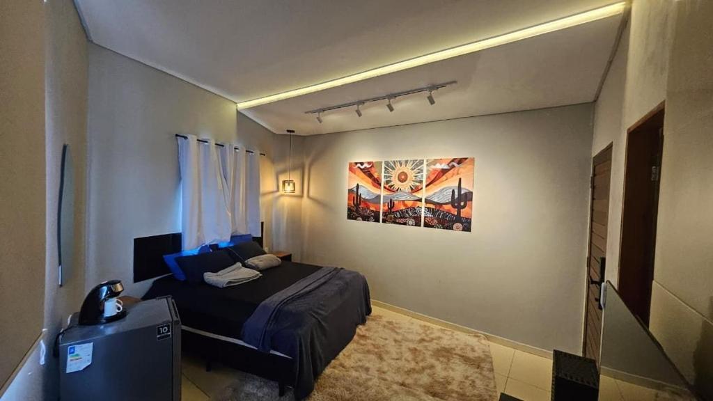 a bedroom with a bed and a painting on the wall at Fully equipped apartment - Jardim Boa Vista in Caruaru