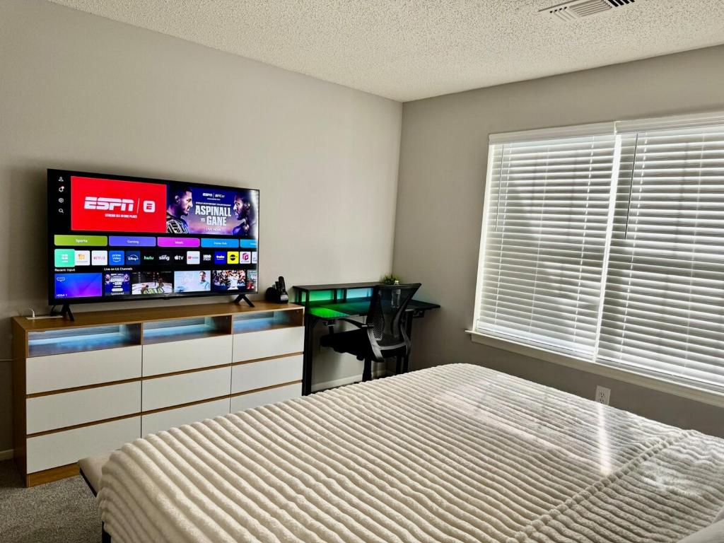 Μια τηλεόραση ή/και κέντρο ψυχαγωγίας στο A private master room in modern complex in Lawrenceville