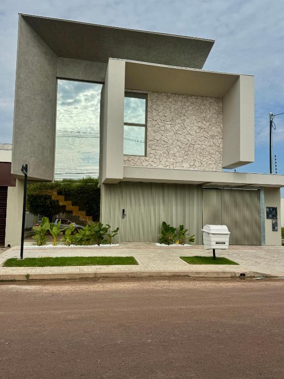 un edificio sul lato di una strada di Casa Serena a Sinop