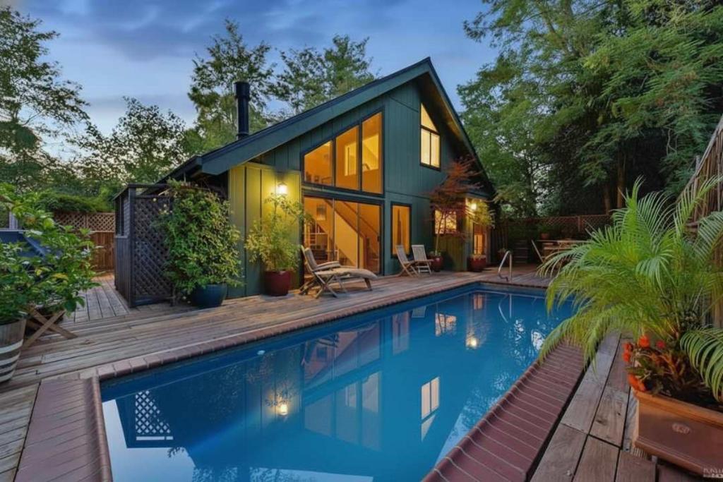 ein Haus mit einem Pool und einem Haus in der Unterkunft House on Broadway at the Plaza in Sonoma