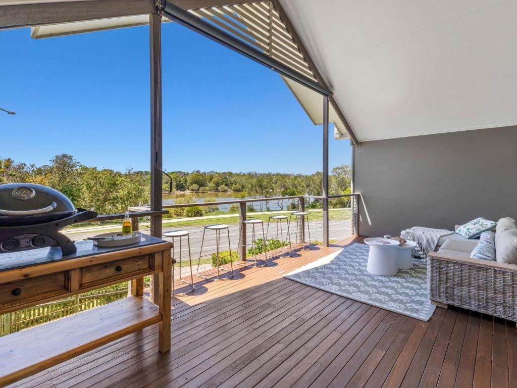 Μπαλκόνι ή βεράντα στο Creekfront Escape with Stunning Water Views