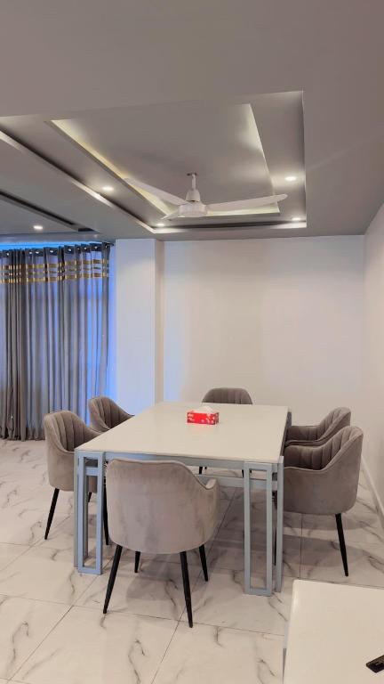 Χώρος καθιστικού στο Luxury One-Bedroom Deluxe Apartment Bahria Town Lahore