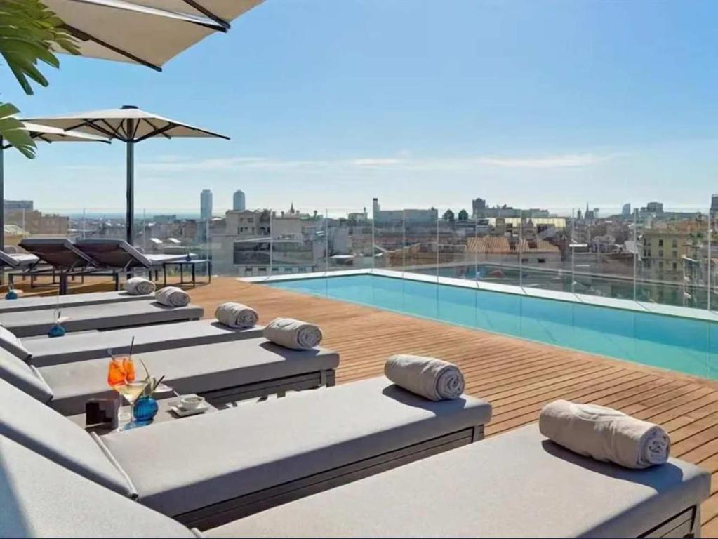 Bazén v ubytování South End Luxe Family Apartment nebo v jeho okolí