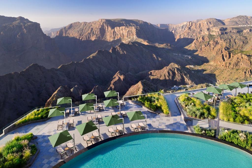 widok z lotu ptaka na ośrodek z górami w tle w obiekcie Hotel Indigo Jabal Akhdar Resort & Spa by IHG w mieście Al ‘Aqar