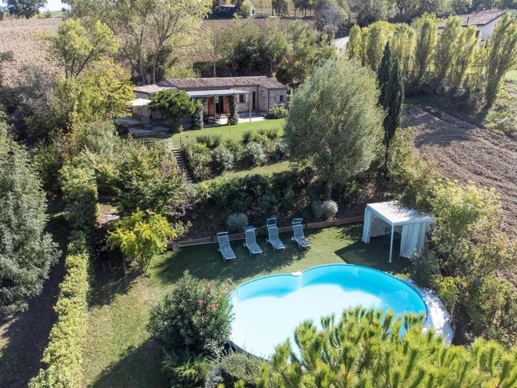 una vista aerea di un cortile con piscina di Haus In Ostra Mit Privatem Pool a Ostra