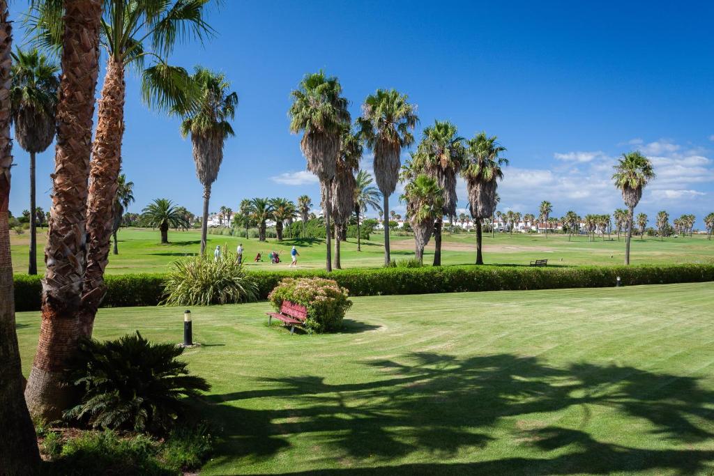 Vonkajšia záhrada v ubytovaní artQhost Costa Ballena Penthouse Ocean and Golf views & Free Parking