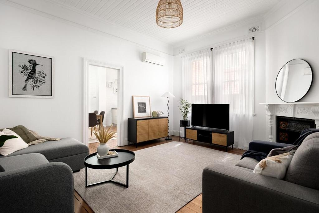 TV a/nebo společenská místnost v ubytování Charming 2Bed Home Near Cafés & Racecourse