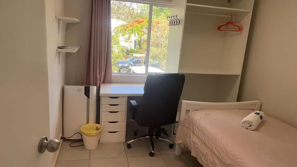 Ένα ή περισσότερα κρεβάτια σε δωμάτιο στο UQ 舒适3人间 10mins walk Q3