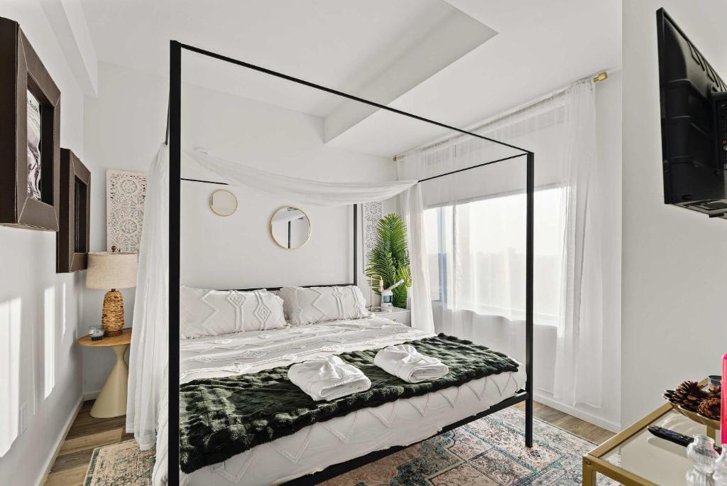 Giường trong phòng chung tại Family Fun in Boston Rooftop Pool & City Views