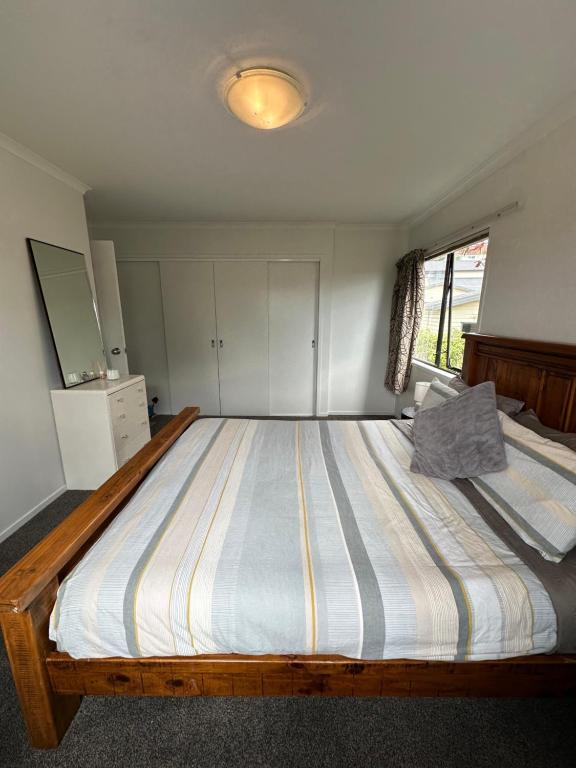 Postel nebo postele na pokoji v ubytování Sunrise view ideal for work or leisure