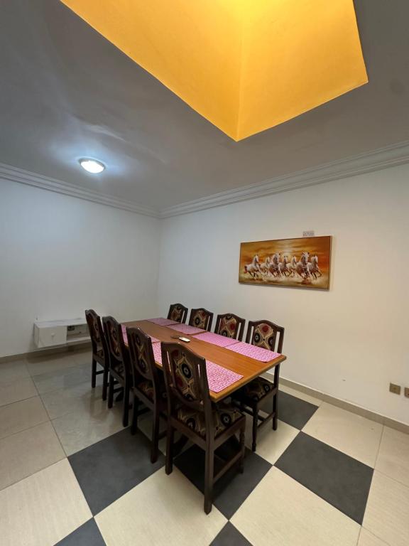 Un comedor con mesa y sillas en Phaneros Apartment, en Accra