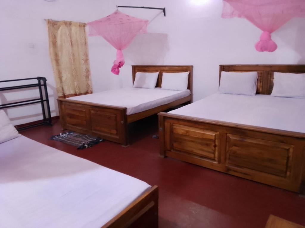 Ένα ή περισσότερα κρεβάτια σε δωμάτιο στο Four Teess Rest Inn