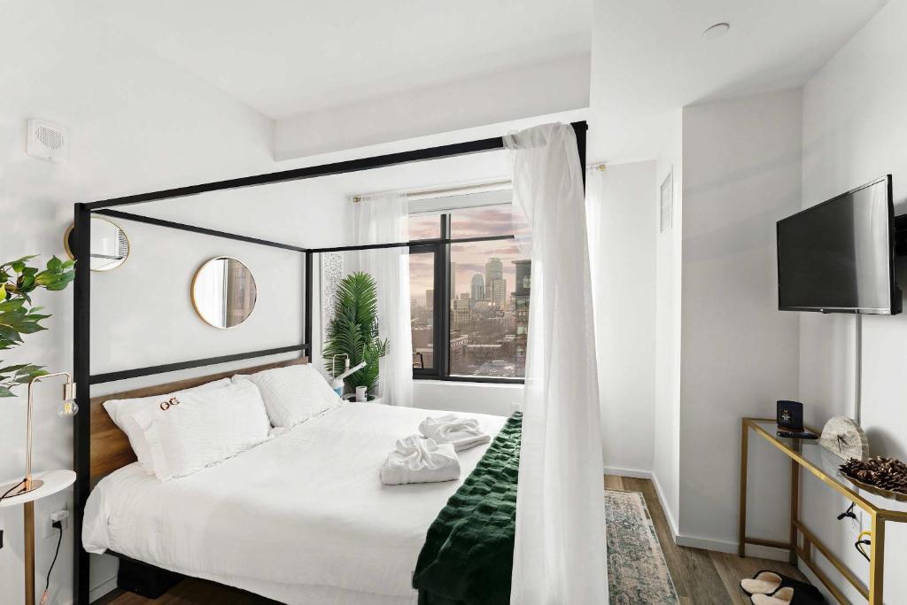 Postel nebo postele na pokoji v ubytování South End Apartment Fireplace Gym & Pool Access