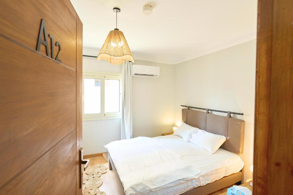 Postel nebo postele na pokoji v ubytování Jira Inn Hotel - چيران